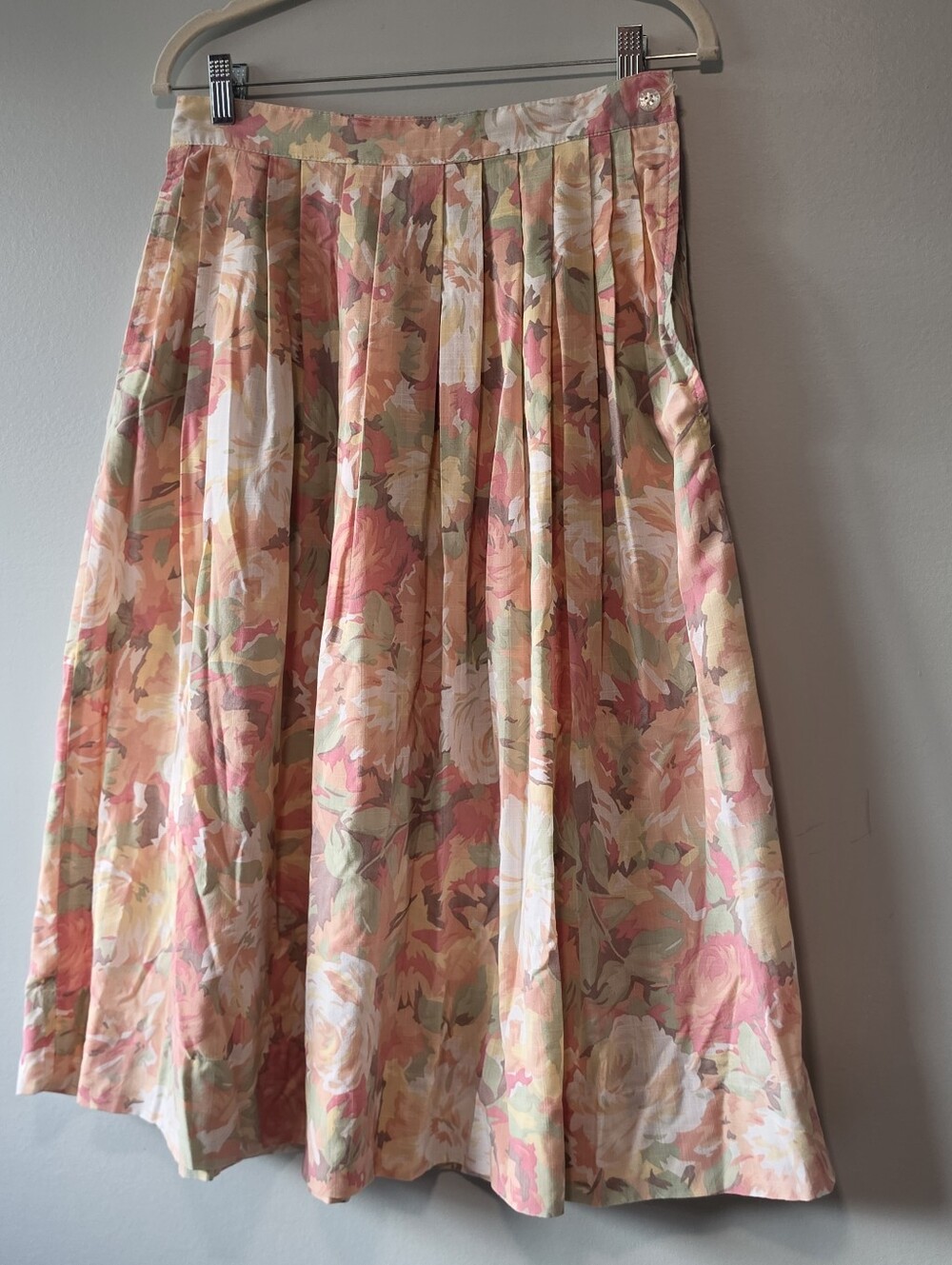 Pleated Floral Midi Skirt in Pastel Pink and Cream